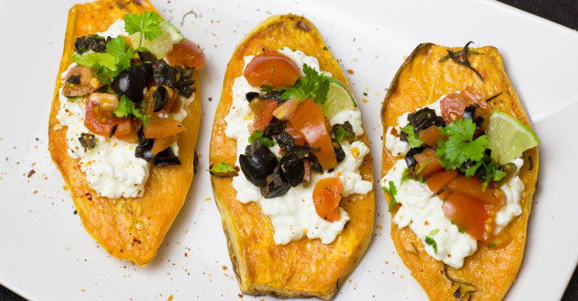 Cartofi dulci umpluti cu quinoa, fasole neagra si guacamole