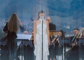 Alina Eremia cucerește inimile cu Dacă ar fi pentru o zi, o capodoperă orchestrală filmată într-un decor spectaculos