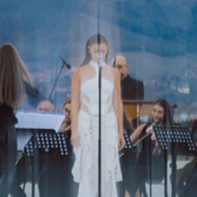 Alina Eremia cucerește inimile cu Dacă ar fi pentru o zi, o capodoperă orchestrală filmată într-un decor spectaculos 