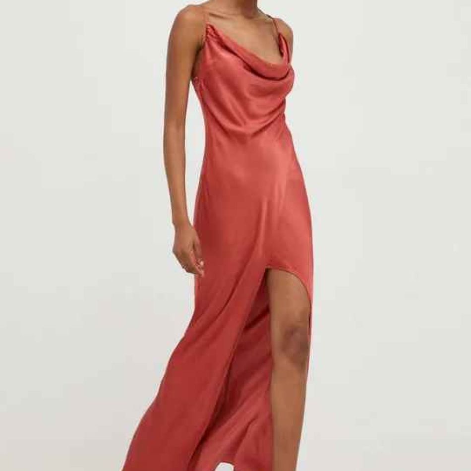 Îmbrăcată în Dragoste: Cele mai elegante rochii pentru Ziua Îndrăgostiților și Dragobete