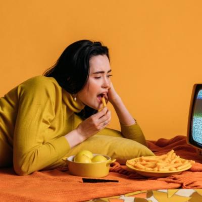 5 serii de filme perfecte pentru un weekend pe canapea