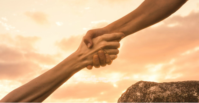 5 moduri de a-i ajuta pe ceilalți fără a te pierde pe tine