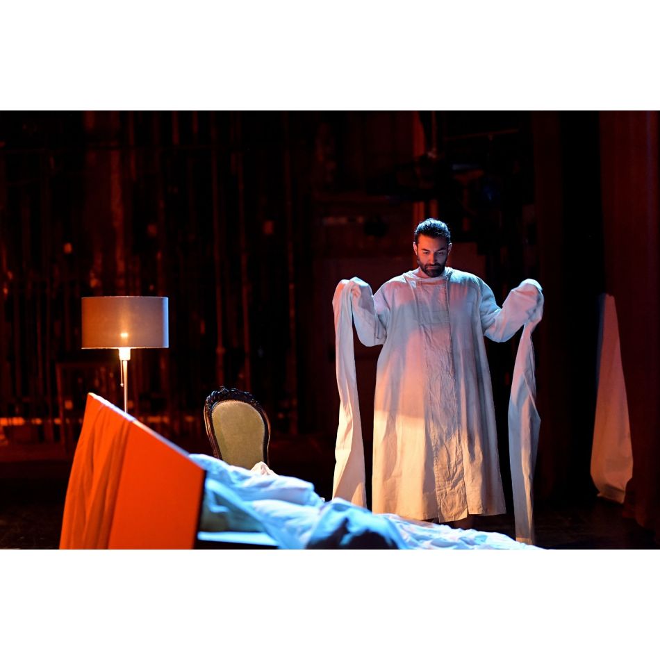 Smiley apare deprimat, cu cearcăne negre, tendințe suicidale și atacuri de panică