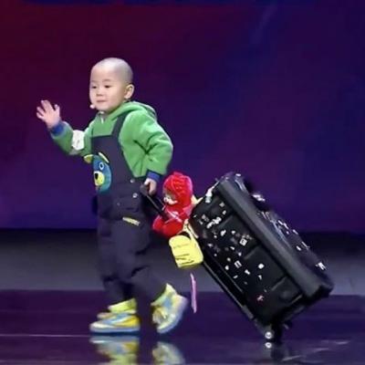 Video: Acest bebelus de doar trei ani a ridicat membrii juriului in picioare