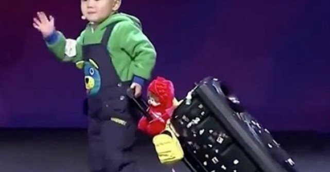 Video: Acest bebelus de doar trei ani a ridicat membrii juriului in picioare