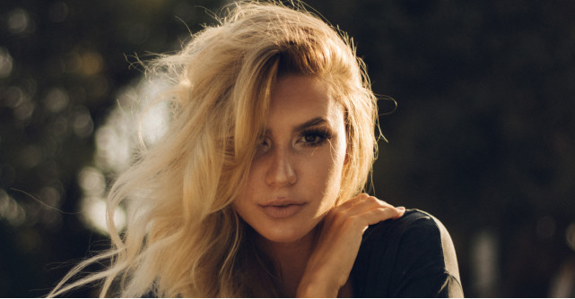 Cum îngrijești părul tapat fără să îl degradezi: retrăiește moda anilor 80!