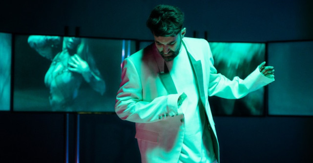 Smiley lansează, fără să știe, ”Colecționara”, o piesă senzuală de club, cu un Golden Buzz ”Românii au talent” în rol principal