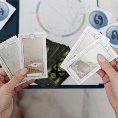 Tarot online: Ce îți ascunde o persoană apropiată ție?