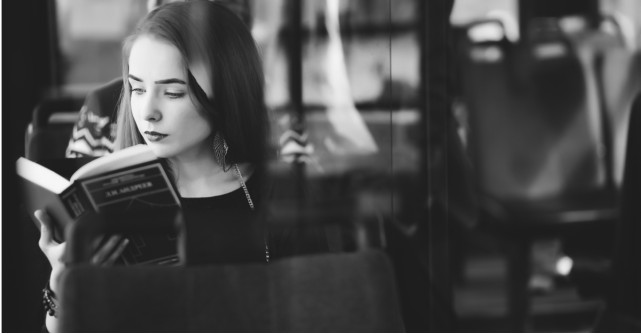 Carti interesante: ce citesc oamenii in metrou