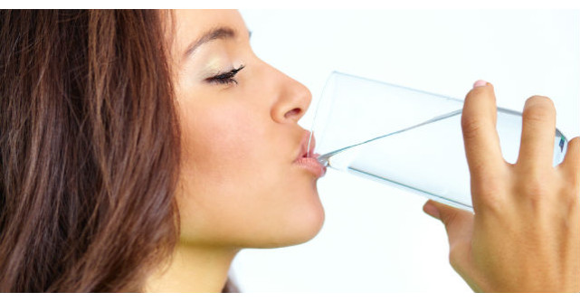 Este sanatos sa bei apa in timp ce mananci? Afla ce spun specialistii