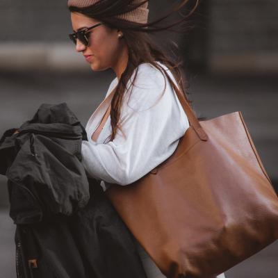 Geanta tip sacoșă este versatilă și de efect în orice stil