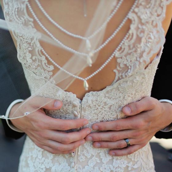 Perle pe haine si accesorii: un trend chic 