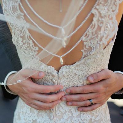 Perle pe haine si accesorii: un trend chic 