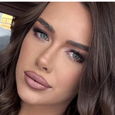 Imagini de la botezul micuței Ivana Nectaria, fetița Iustinei și al lui Cornel. Într-un cadru de vis și-au botezat micuța 