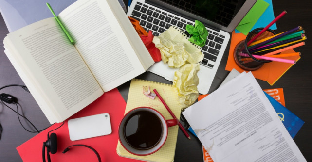 Oamenii inteligenti merg la somn tarziu, lasa mizerie peste tot si folosesc un limbaj neadecvat