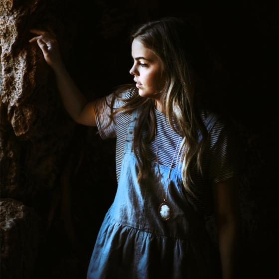 Rochia sarafan de blugi este un mix sexy-școlăresc perfect!