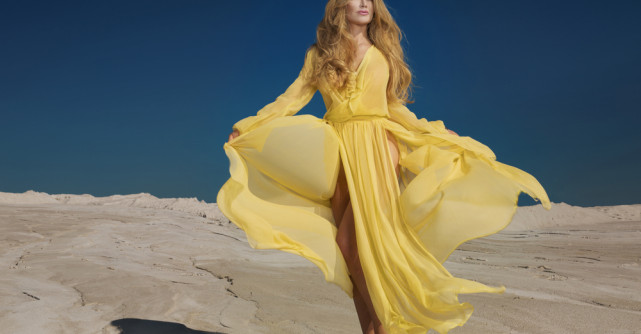 Cum să transformi rochia maxi într-o ținută glam de seară 