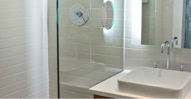 Câteva schimbări esențiale pentru a face o baie să pară mai mare