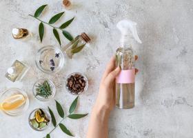 Odorizant de cameră natural: ghid complet pentru a crea acasă un parfum curat și echilibrat