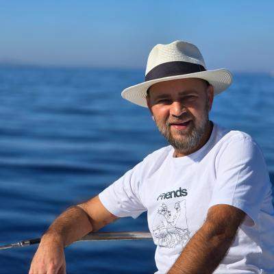 Cosmin Seleși, internat de urgență la spital. Prezentatorul de la Batem palma? a oprit  imediat filmările