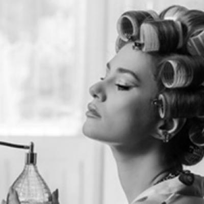 Feli cântă despre o Dragoste nebună, o piesă despre relațiile pasionale, unde iubirea se împletește cu dezamăgirea