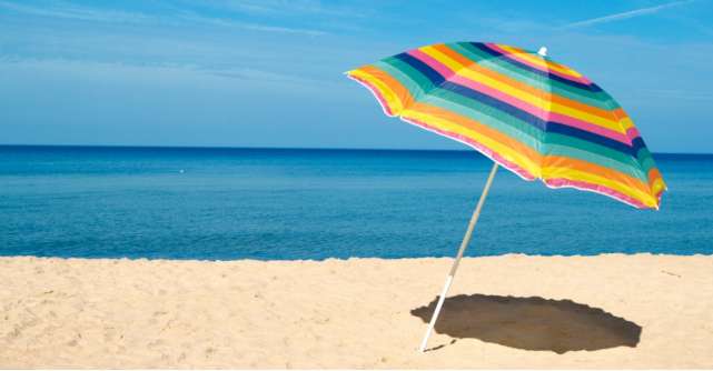 Adăpost cu rost: 8 umbrele de plajă pentru a te proteja de soare la mare