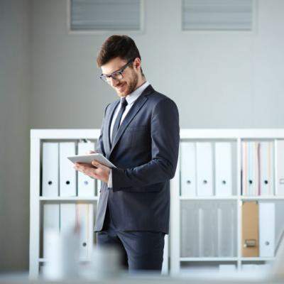 Sotul ii trimite un mesaj sotiei sale pentru a ii spune ca ajunge acasa tarziu. Ce face femeia? GENIAL