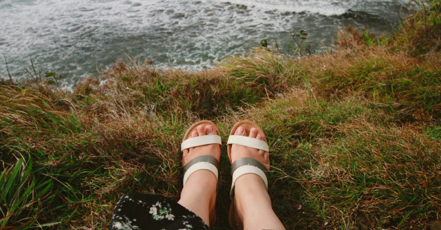 Cum porți sandalele? 3 ținute care te vor inspira