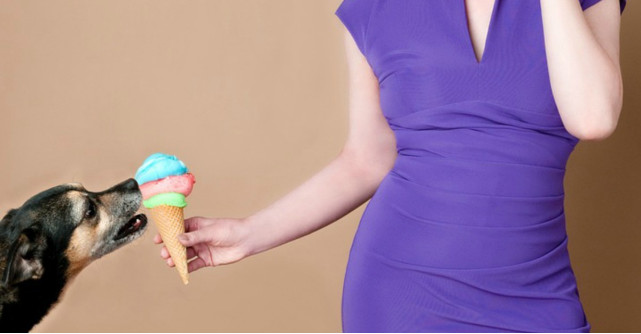 Cele mai frumoase rochii ultraviolet - culoarea în forță a anului!