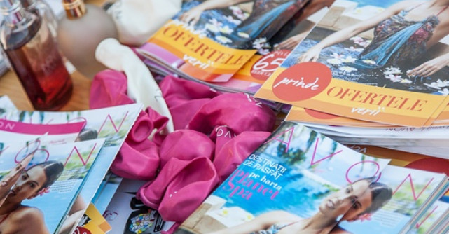 Avon a colorat Piata Universitatii in cadrul campaniei AVON iti da Like