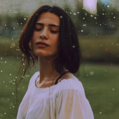 Să nu tragi de un bărbat, să nu-i cerșești iubirea, să nu-i cazi la picioare…