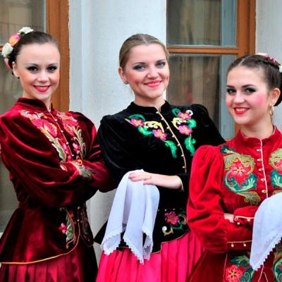 Show cu costume de peste 100.000 de dolari la Bucuresti, Iasi si Constanta. Creatie a ucenicului lui Armani 