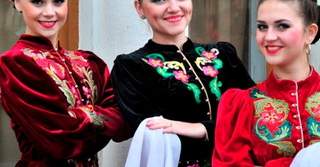 Show cu costume de peste 100.000 de dolari la Bucuresti, Iasi si Constanta. Creatie a ucenicului lui Armani 