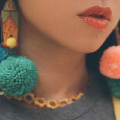 Accesoriile cu ciucuri mari sunt piese-cheie de sezon