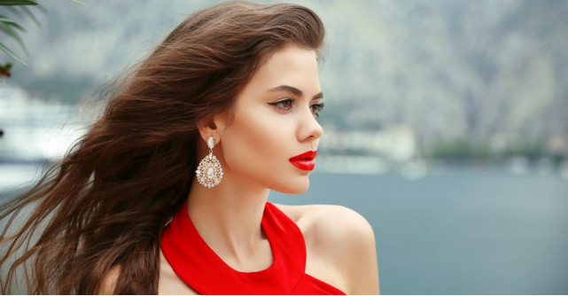 Aseara ti-am luat cercei... lungi, frumosi si elegantei