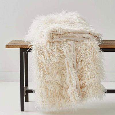 Shopping: piese chic, realizate din blana