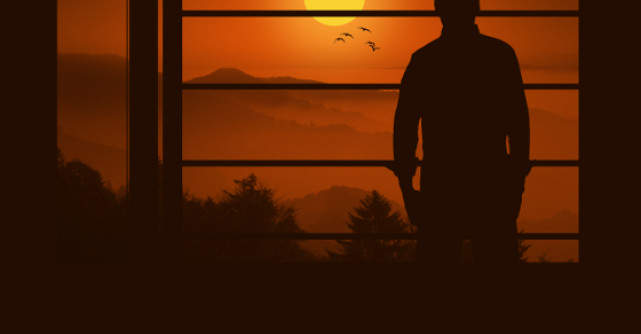 Un barbat intra in camera