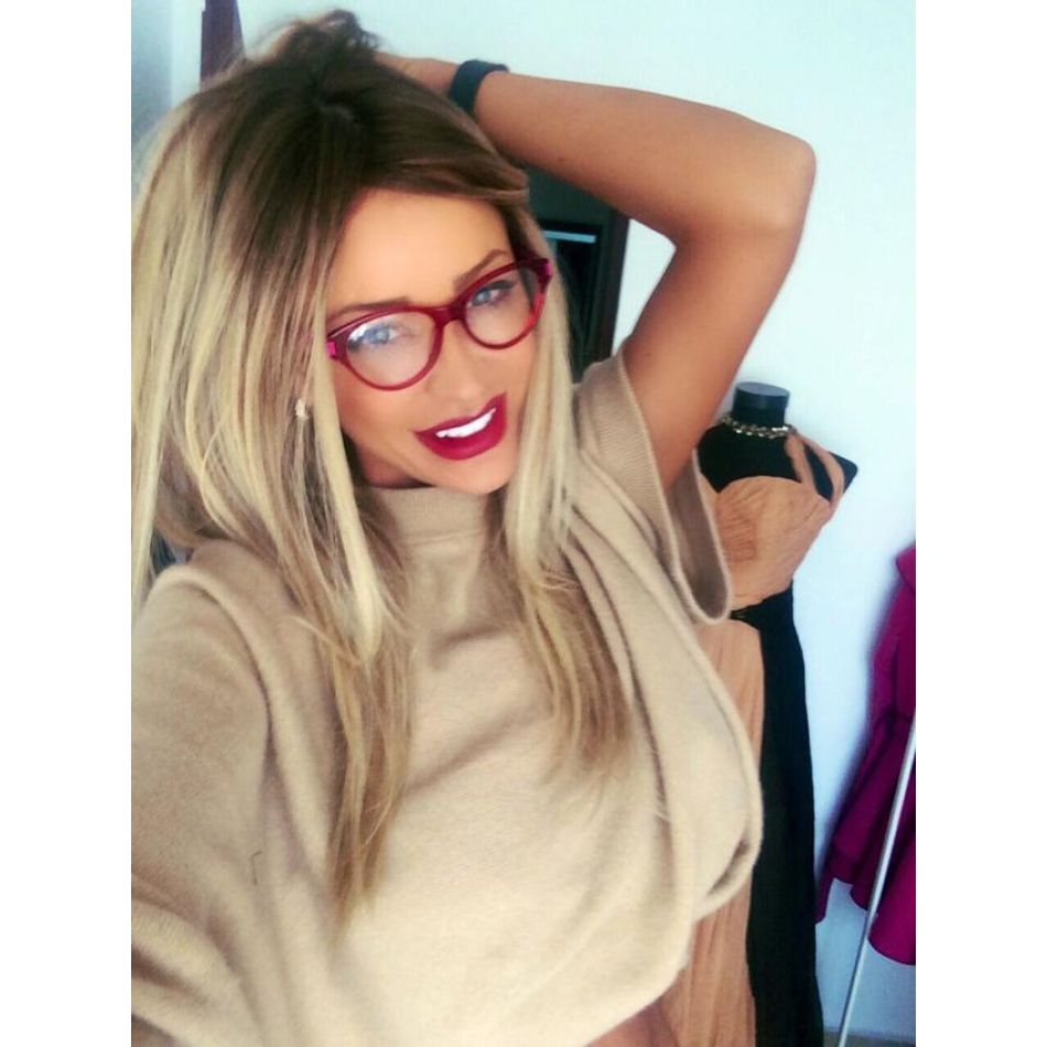 Bianca Drăgușanu, nevoită să poarte ochelari de vedere! Uite cât de șic este blondina!
