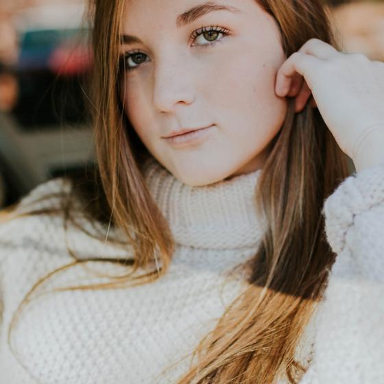 Puloverul gros pe gât este o piesă călduroasă și în trend