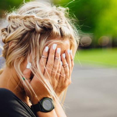 Cum accesorizezi coafurile cu împletituri în acest sezon