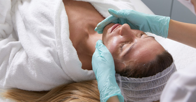 Dr Adelina Vasilescu Dianu: De ce și când ar trebui să apelăm la un peeling chimic?