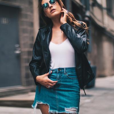 Fusta mini de blugi este perfectă pentru un look provocator
