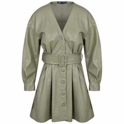 Piesele vestimentare din piele vegană, lucioasă, colorată sau cu imprimeuri exotice se află în tendințele sezonului Toamnă/Iarnă