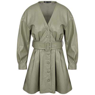 Piesele vestimentare din piele vegană, lucioasă, colorată sau cu imprimeuri exotice se află în tendințele sezonului Toamnă/Iarnă