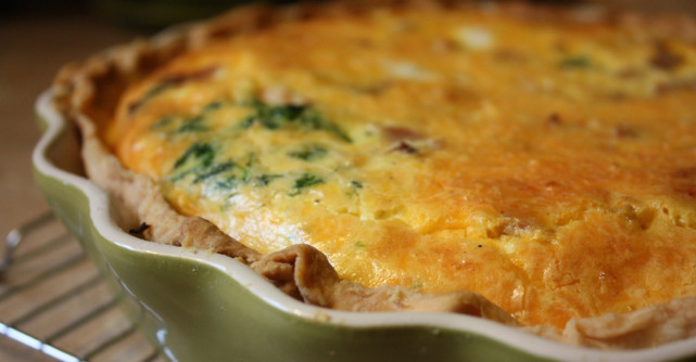 Quiche cu blat din cartofi si umplutura delicioasa de branza si verdeturi de primavara