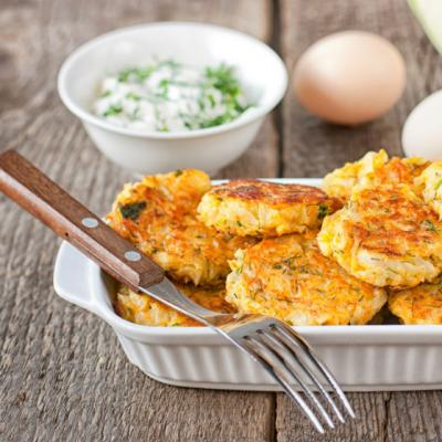 Pentru aceasta reteta de chiftelute de dovlecei lasi pana si cartofii prajiti