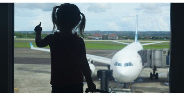  Un barbat s-a asezat langa o fetita in avion. Ce a urmat? Nu pot sa cred!