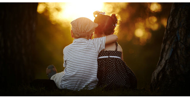 Un baietel si o fetita se jucau in parc. De ce toata lumea trebuie sa citeasca asta?