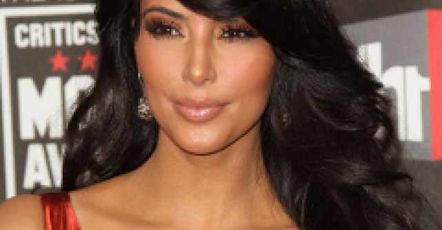 In sfarsit vedem cum ar fi trebuit sa arate rochia lui Kim Kardashian!