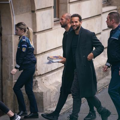 În România unde 1 din 2 femei suferă violență domestică, violatorul Tristan Tate e invitat pe scena unui eveniment de fitness